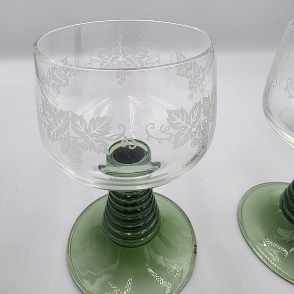 2 Roemer Beehive Emerald Green Stem Crystal Wine Glasses w Grape Etching Vintage - Picture 3 of 7